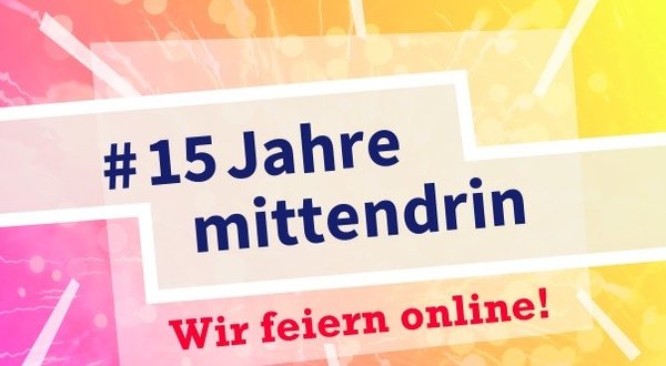 Grafik mit knallig pink-gelbem Farbverlauf und Text: #15Jahremittendrin – Wir feiern online! 